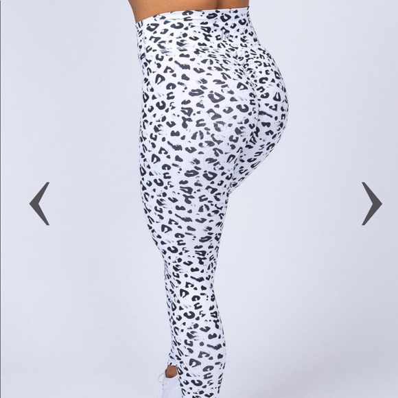 ***SOLD*** Scrunch bum Snow leopard Leggings - Picture 4 of 10